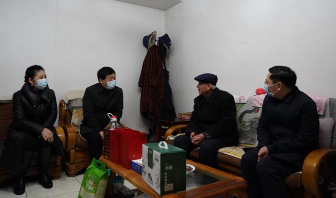 省国资委党委委员、副主任任兴文春节前夕带队走访慰问尊龙凯时集团老党员