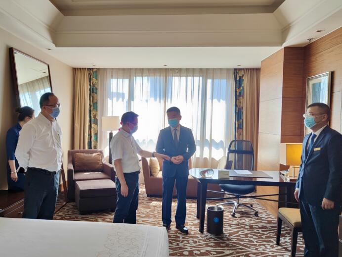 集团党委委员、董事郑贵林检查指导酒店疫情防控和防汛工作